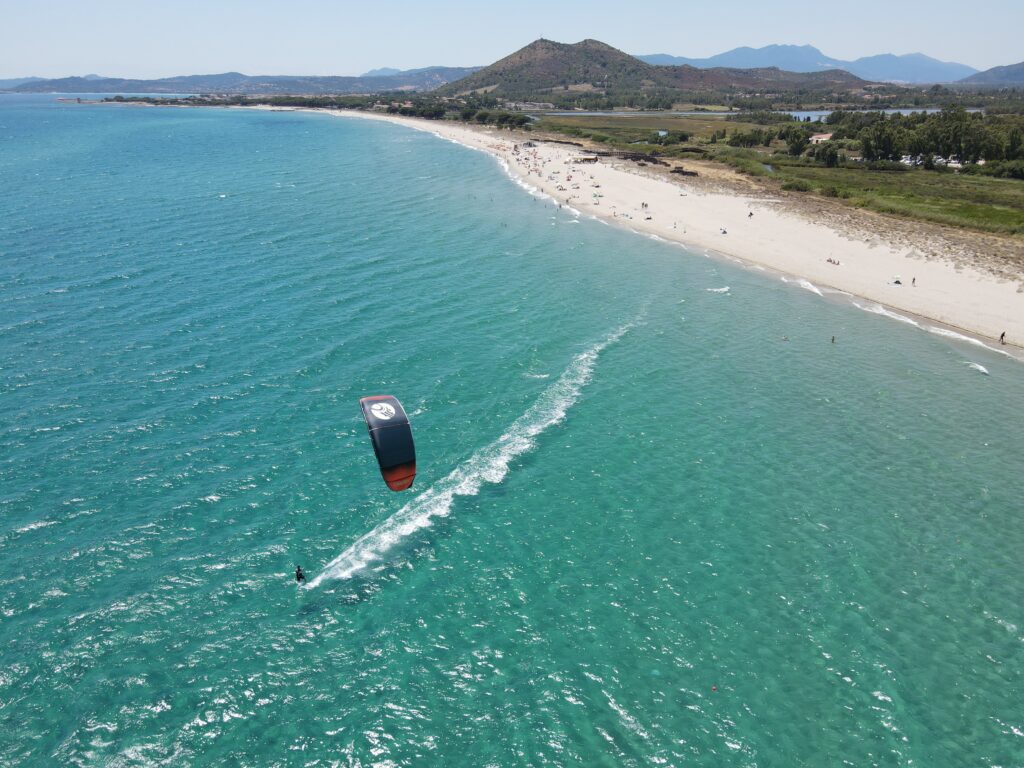Kitesurfen in Posada Sardinien bei konstantem Wind und weitem Sandstrand
